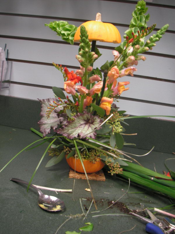 arrange-flowers-using-pumpkin-25