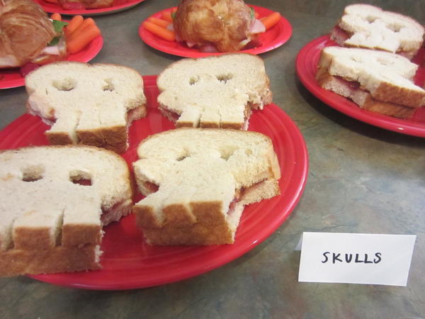 skull-bread-pirate-party-idea-35