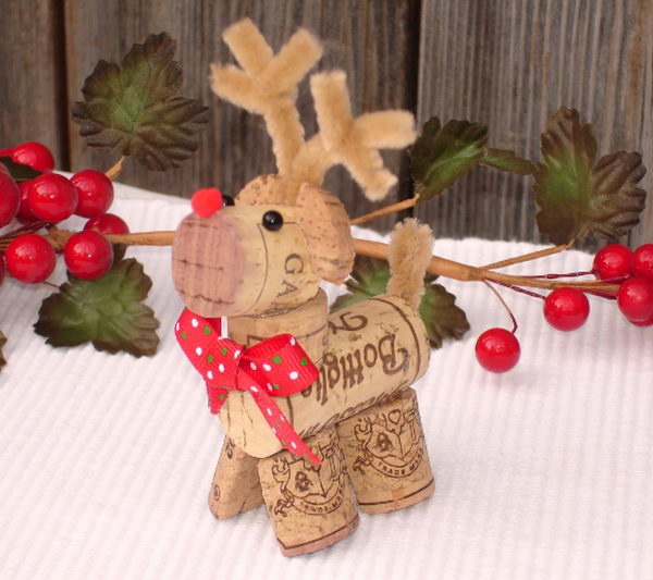 Wine Cork Art Reindeer. This cute reindeer adds a fun and festive style to your Christmas decoration. It's also the perfect gift for a wine lover! 