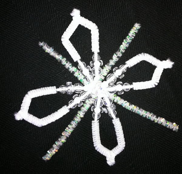 9-snowflakes-pip-cleaner-crafts