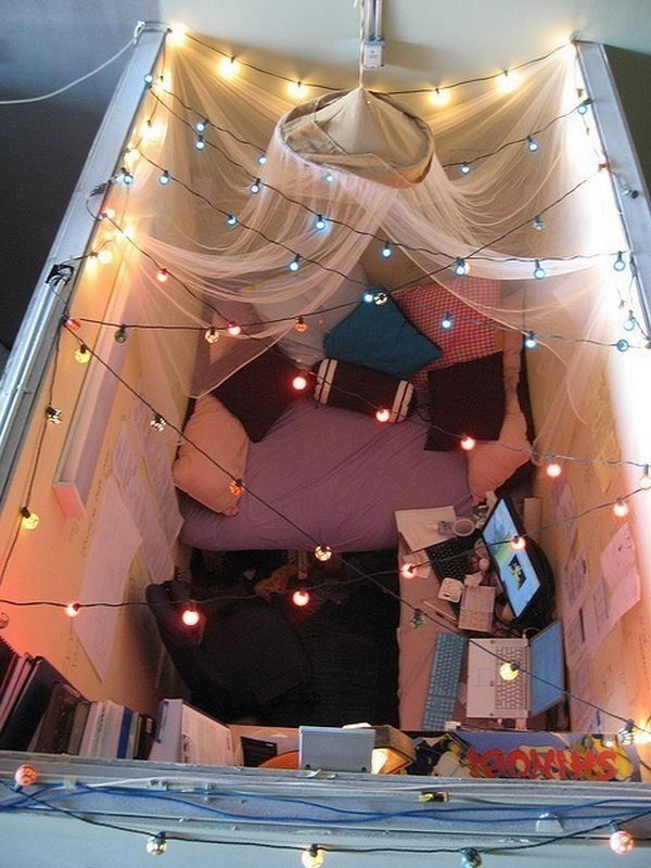 It's a cool cubicle decorating idea for holiday.