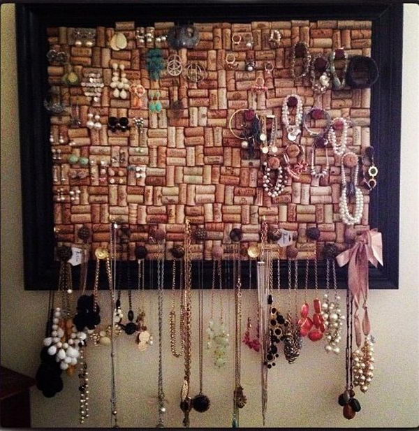 Place all kinds of accessories on the wine cork board for decoration.