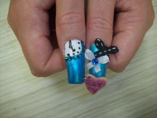 Alice Nails Thumbs, 3D nail art is a technique for decorating nails that creates three dimensional designs.