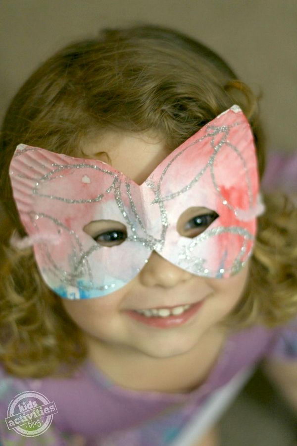 Paper Plate Mask. DIY Halloween Mask Crafts for Kids, which are embellished in rich colors and fine design. They are perfect props for Halloween pretend play which fosters imagination and creativity in children.