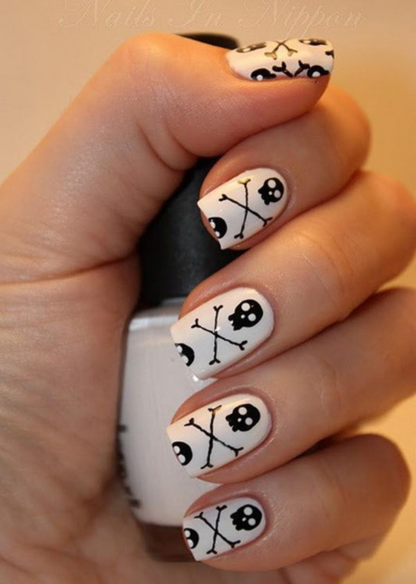 Skulls and Crossbones. Cool Halloween Nail Art which show off your spooky spirit during the freakish festivities.