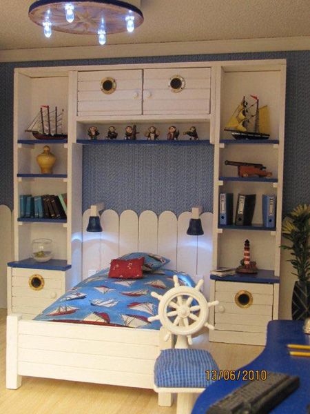 There are so many different options when it comes to decorating a nautical themed room. Boats, ships, sailors, nautical flags, treasure map, pirates, sea animals, sea shells, lighthouses, palm trees, tropical beach, surf shack, seaside cottage style, rustic cabin style and toddlers. Bring a maritime feel to your little boy’s bedroom with one of these ideas right now.