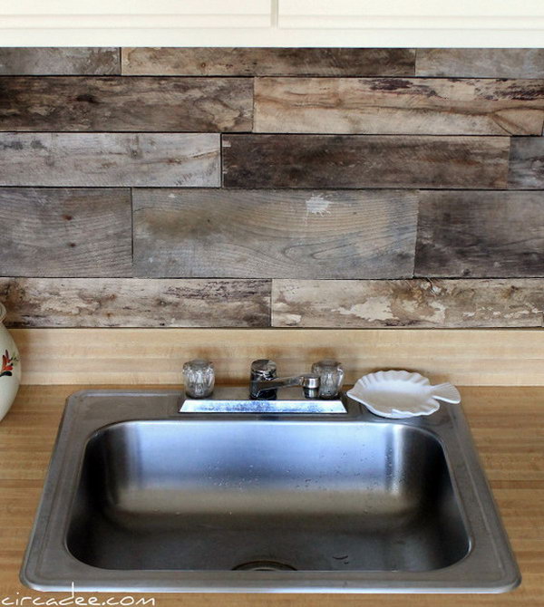 Pallet wood backsplash. Not only protect the walls from staining, but also add a decorative touch to your kitchen design.