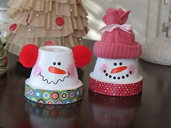 DIY Snowmen from Terra Cotta Pots. These cute little snowmen would make wonderful Christmas gifts!