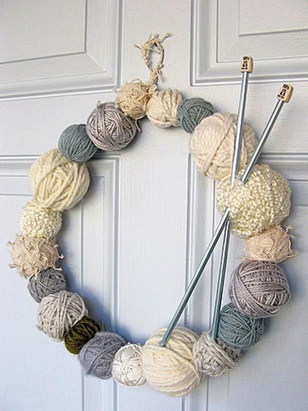 Yarn wreath featuring wintry cream tones.