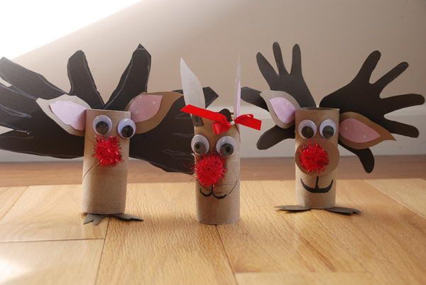Reindeer crafts made with toilet paper rolls.