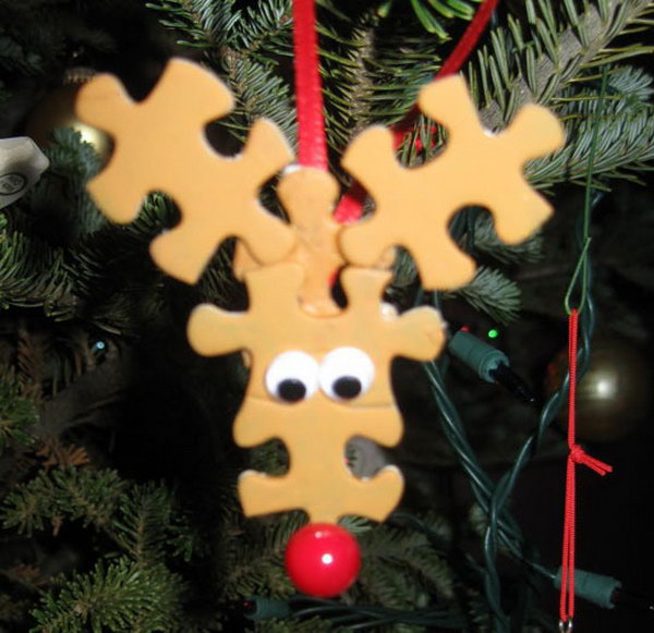Easy reindeer ornament using puzzle pieces.