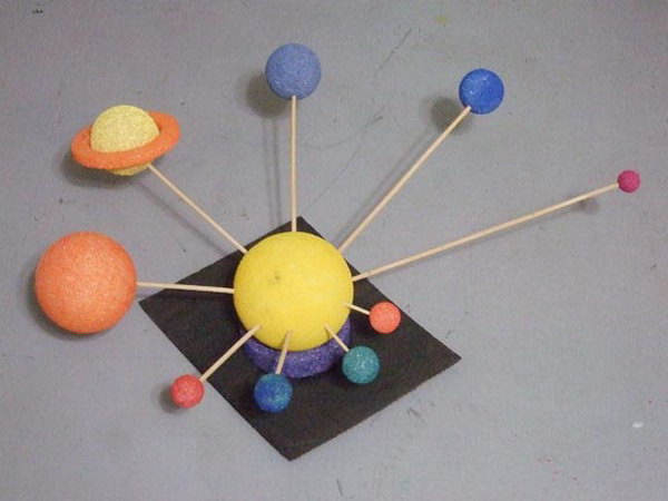This FloraCraft Solar System Kit makes it easy for children and adults to work together, constructing a model of our solar system and learning scientific facts about the sun and planets in our solar system. 