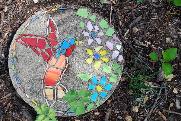 DIY Hummingbird Garden Stepping Stone. Not only functional but also can be used to decorate your garden. Make the walk in your garden more exciting and fun.