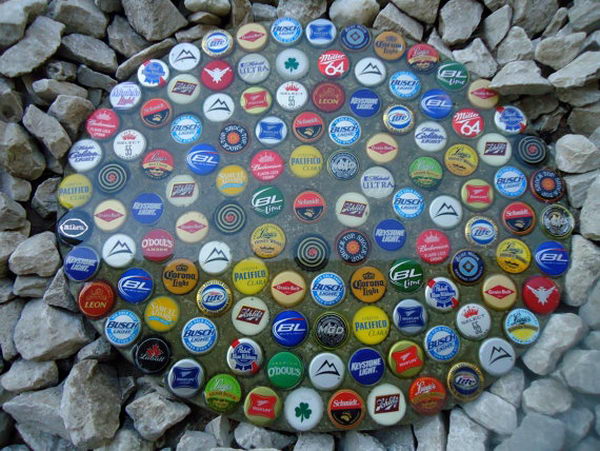 Bottle Cap Stepping Stone. Not only functional but also can be used to decorate your garden. Make the walk in your garden more exciting and fun.