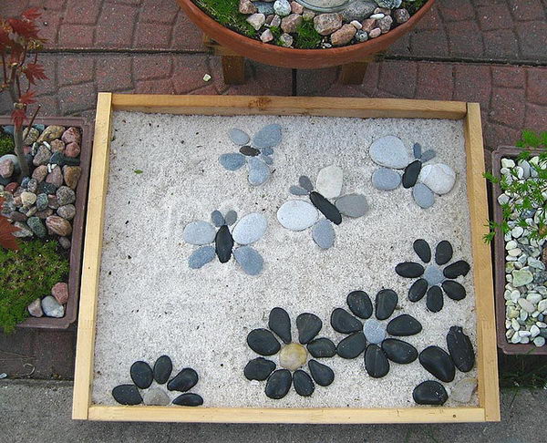 Cute Stepping Stone Idea. Not only functional but also can be used to decorate your garden. Make the walk in your garden more exciting and fun.