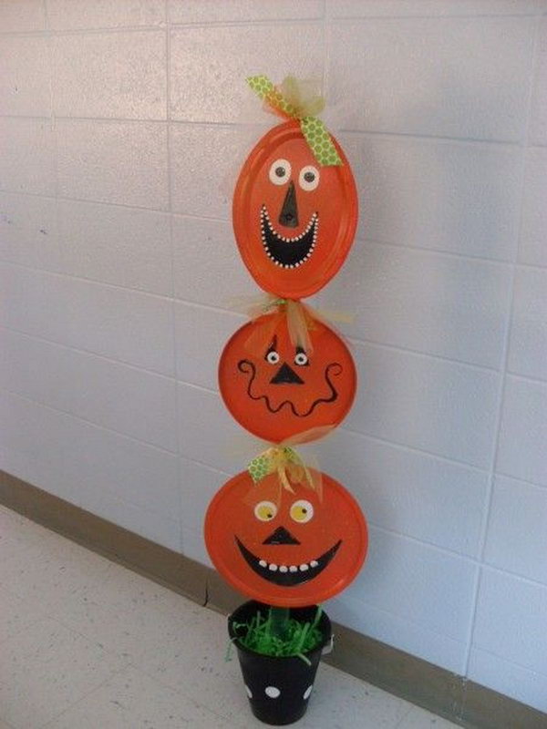 Paper Plate Pumpkin Totem Pole. A great idea for a collaborative project and a history lesson at the same time.
