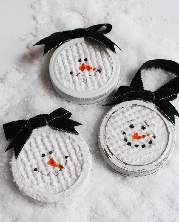 These simple and easy mason jar lid snowman ornaments are the perfect handmade ornament to make this holiday season. 