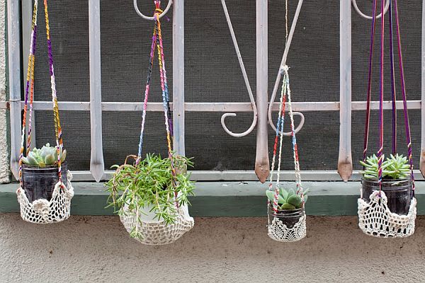 The hanging planters are made of a variety of colored embroidery floss and recycled condiment jars. It is perfect for your balcony, terrace or window decoration. 