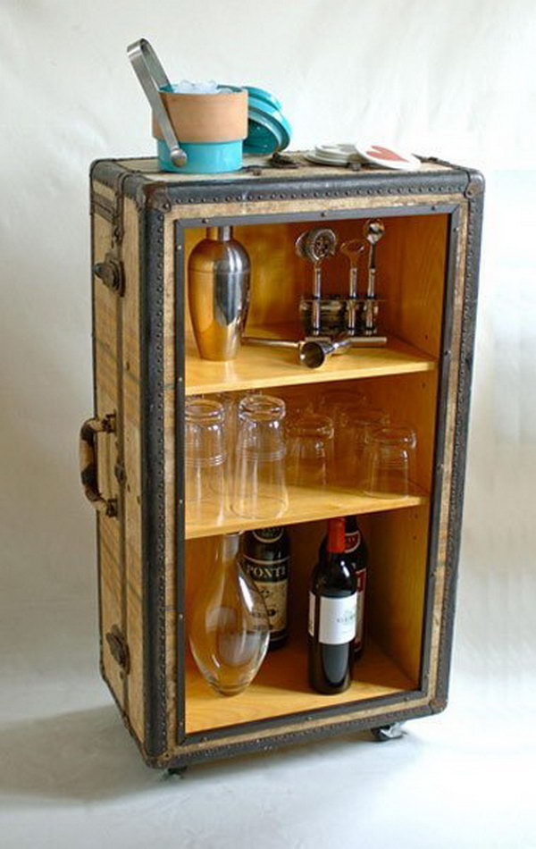 This DIY rolling bar from old trunk is not only functional, but aesthetically pleasing.