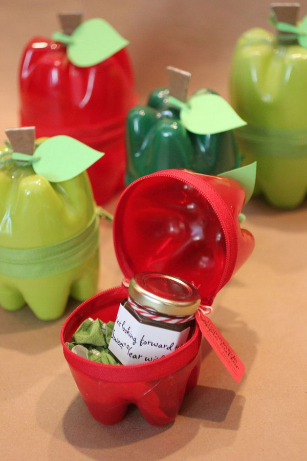 These Plastic Bottle Apple Containers make a wonderful DIY gift for anyone this time of year. 