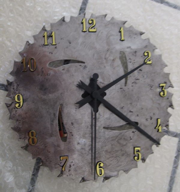 What a cool gift idea for men with this DIY saw blade clock. 