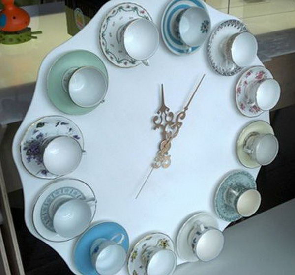 What a cool kitchen decorating idea with this DIY teacup clock. 