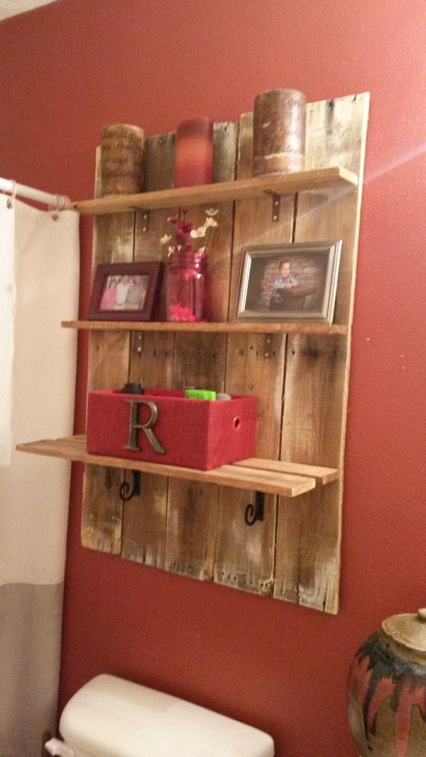 An easy and stylish storage idea with this DIY pallet shelf over the toilet. 