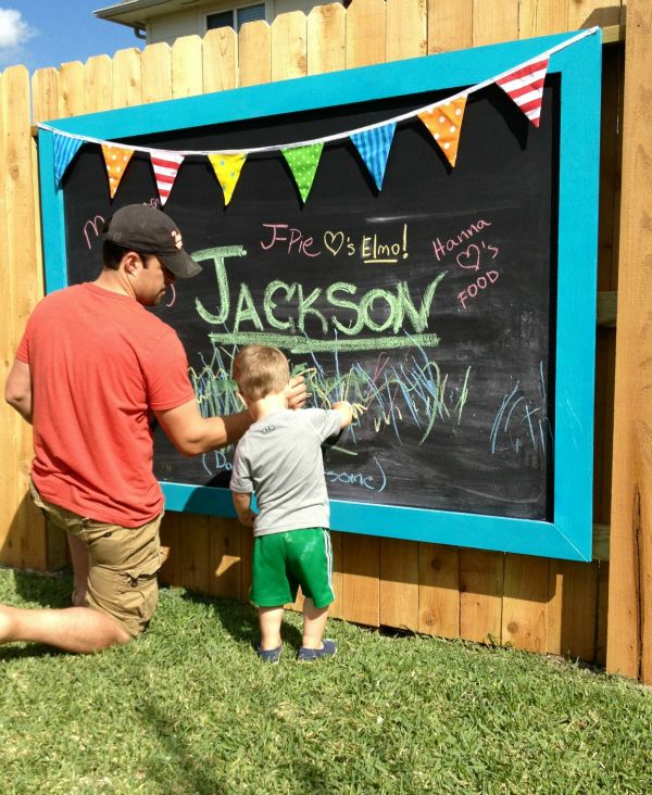 DIY Outdoor Chalkboard on Fence. Interesting things to do out there in your backyard. So simple and cheap to make, and you could play them with your kids or family anytime.