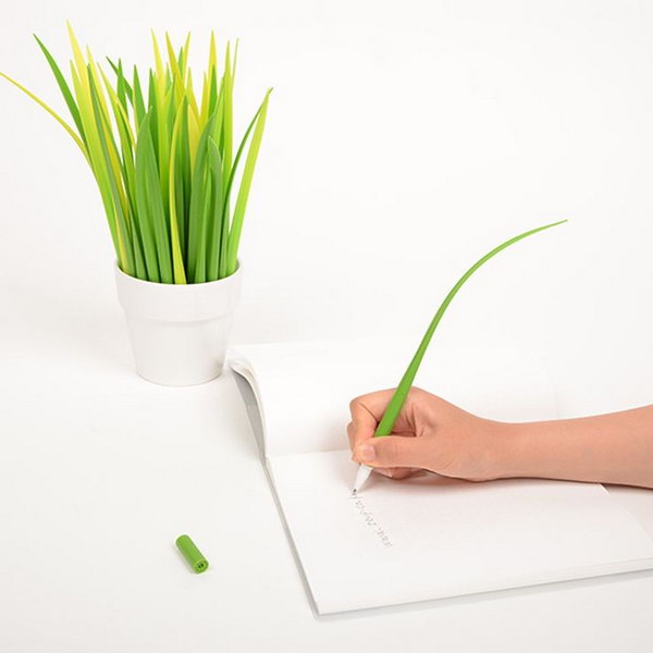 Can not find your pen after someone else take it away? Don’t worry, the plant on your table might become the pens. Grass Leaf Pen would protect your eyes at the same time. So cool! 