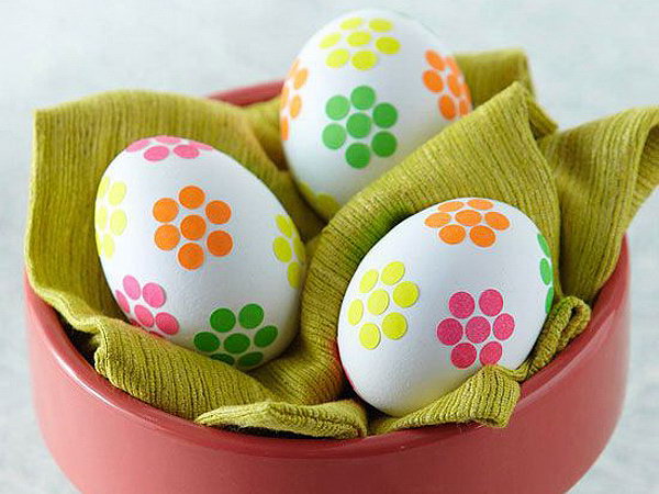 Apply neon dots stickers on these adorable Easter Eggs to achieve the bouque efect,I can smell the fresh air of spring from these lovely eggs.