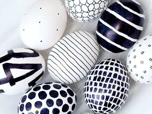 Black and White Easter Eggs. Are you bored about the luxury style or too many decors? Try this simple style by paint different patterns with balck and white. It never loses beauty in visual effect.