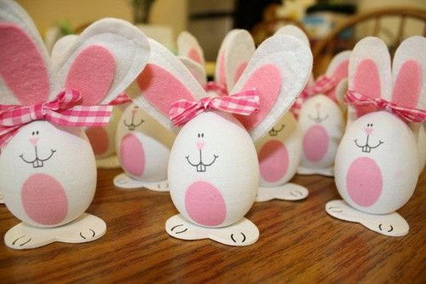 Easter bunny eggs with felt ears and gingham bows. It's amazing for artists to decorate the Easter Egg as such an adorable bunny. I can hardly believe my eyes.