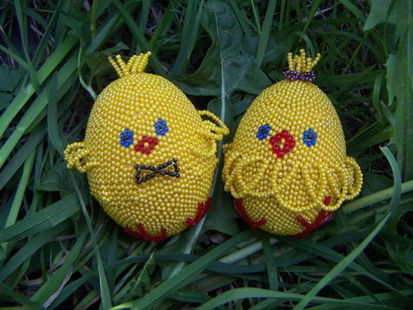 Decorate this easter egg with beadings for cute chicken. Use different colors to get its eyes, mouth, claws. Wow, these adorable chicken Easter Eggs are so lovely.