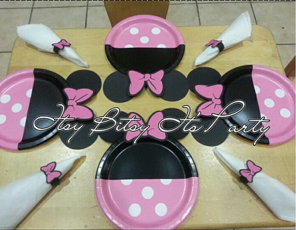 A fantastic way to refresh your party supply. These girly Minnie Mouse Polka dot plates will be a hit on your party with all girls and Mommies! Just add them on tables and your setting look will change inmediately! 