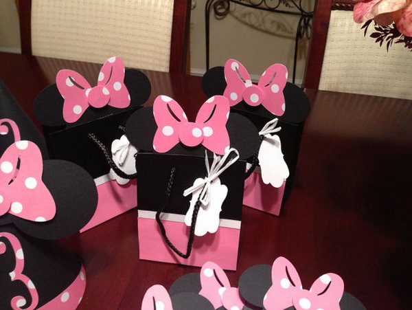 Look at these cute party favor bags. I like the stylish creation of Walt Disney design, you see, there are adorable resembling Minnie dress and bow. It’s perfect to celebrate this party with party bags with handles. 
