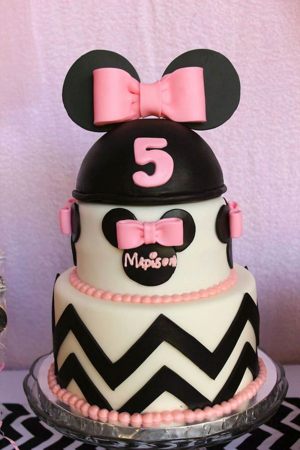Wow, such a gorgeous Mickey mouse shaped cake, this multi-layer cake combines cute Mickey mouse head as well as bows. Well, the kids just can’t wait to bite a bit of it.