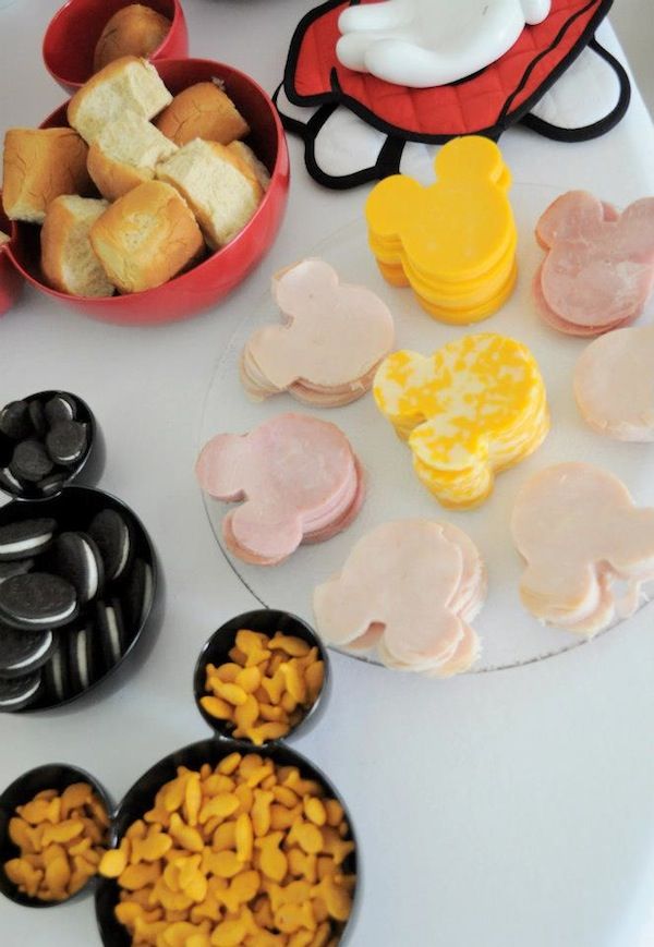 For a Minnie mouse themed birthday party, all you need to do is put the cookies and snacks in such a Minnie mouse shaped bowl. This bowl matches the party theme perfectly. Don’t hesitate to use them to put all your cookies and desserts in miniature shape