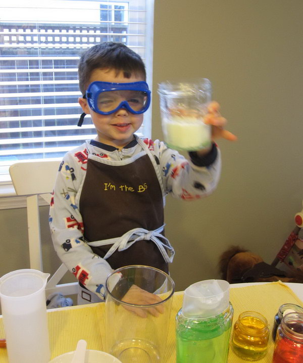 Science Lab Pretend Play. A cool science project idea for kids. It is so easy to do because all you really need is water and a few kitchen tools. 