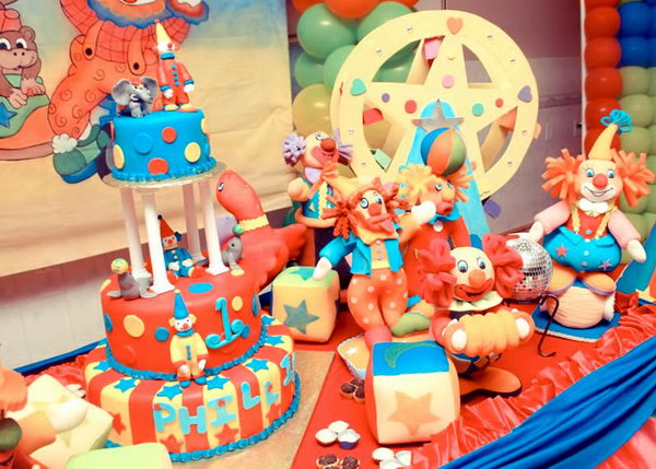 What a great circus and crown themed birthday party. This party has every detail babies loves. Lots of balloons in bright colors, great fun pictures and designs to look at. And a great cake.