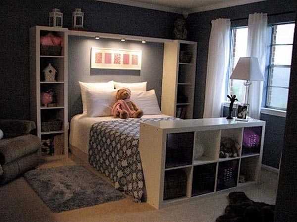 The lighting design of this bedroom is a good choice for people who have a habit of night reading. At the same time, it is a brilliant idea to use the integrated shelves in headboard.