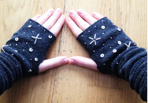 Arm Warmers. It is a sweet and warm gift idea to give your mom arm warmers om special days in the winter. These practical arm warmers are quite easy to make. 