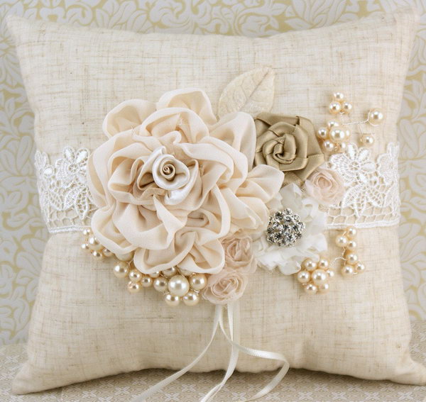 What a unique and romantic ring bearers pillow for a memorable wedding. It shows the purity and simplicity of nature without sacrificing style and elegance. 