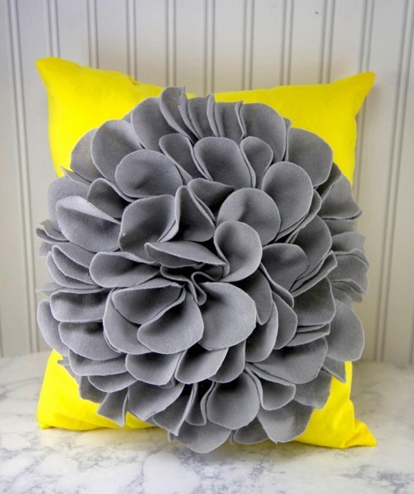 What a cute DIY flower pillow! Nothing says spring like flowers! It's super cute but at the same time really cheap to make one. 
