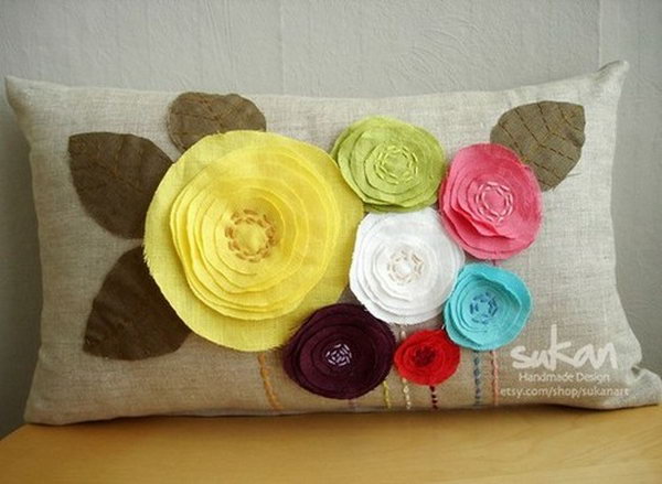 This DIY flowers pillow gives a spring touch to your living room. 