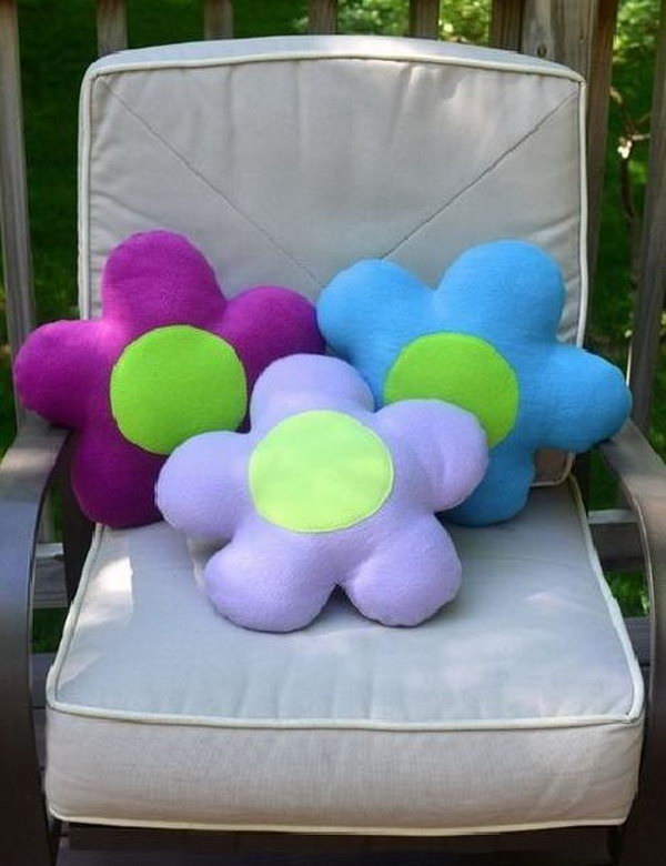 These colorful DIY flower pillows are absolutely decorative. See how to do 
