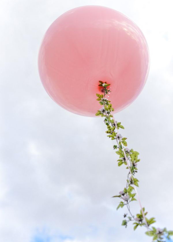 Pink Balloon Spring Decoration. What makes this eye-catching is the floral garlands adding to the large-sized pink balloon. Try this creative Easter decoration idea to add some spring flavor, it’s so wonderful!