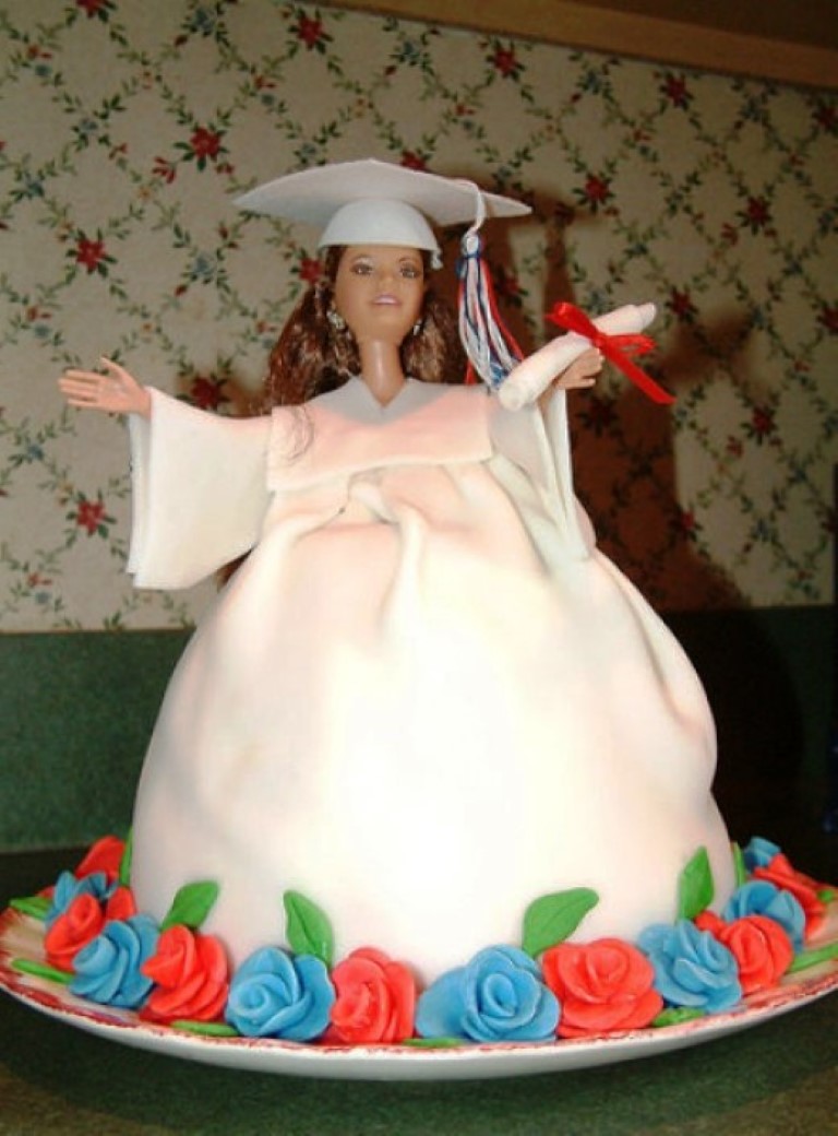 Graduate's Portrait Cake. What would the graduation celebration be without a cake? Impress your friends and relatives with this stunning graduate's portrait cake for beautiful design to catch everyone's attention.