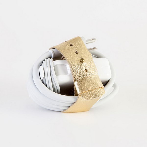 Cordlupa. This cordlupa is designed to stay on your charger's cube for easy and convenient store when the graduate travel around. It’s fantastic to help keep the graduate’s earplug under control with this gold leather belt strap.