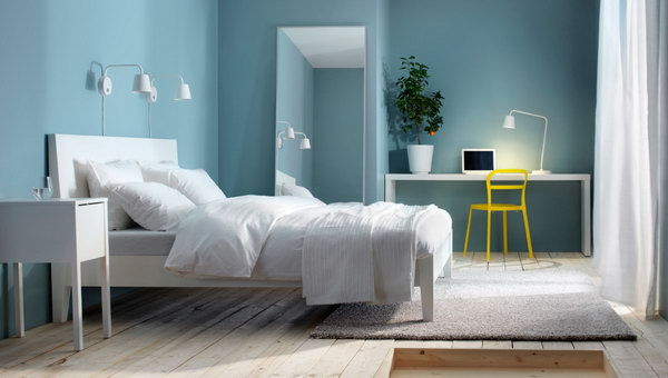 Blue has always been a sign of freshness and elegance. As a result, blue as a wall color in a bedroom is always perceived as soothing while also creating a calm atmosphere.