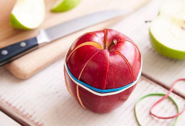 Use rubber bands to hold apple slices together. If you cut a apple，and don't plan to eat it immediately, the rubber bands can help.